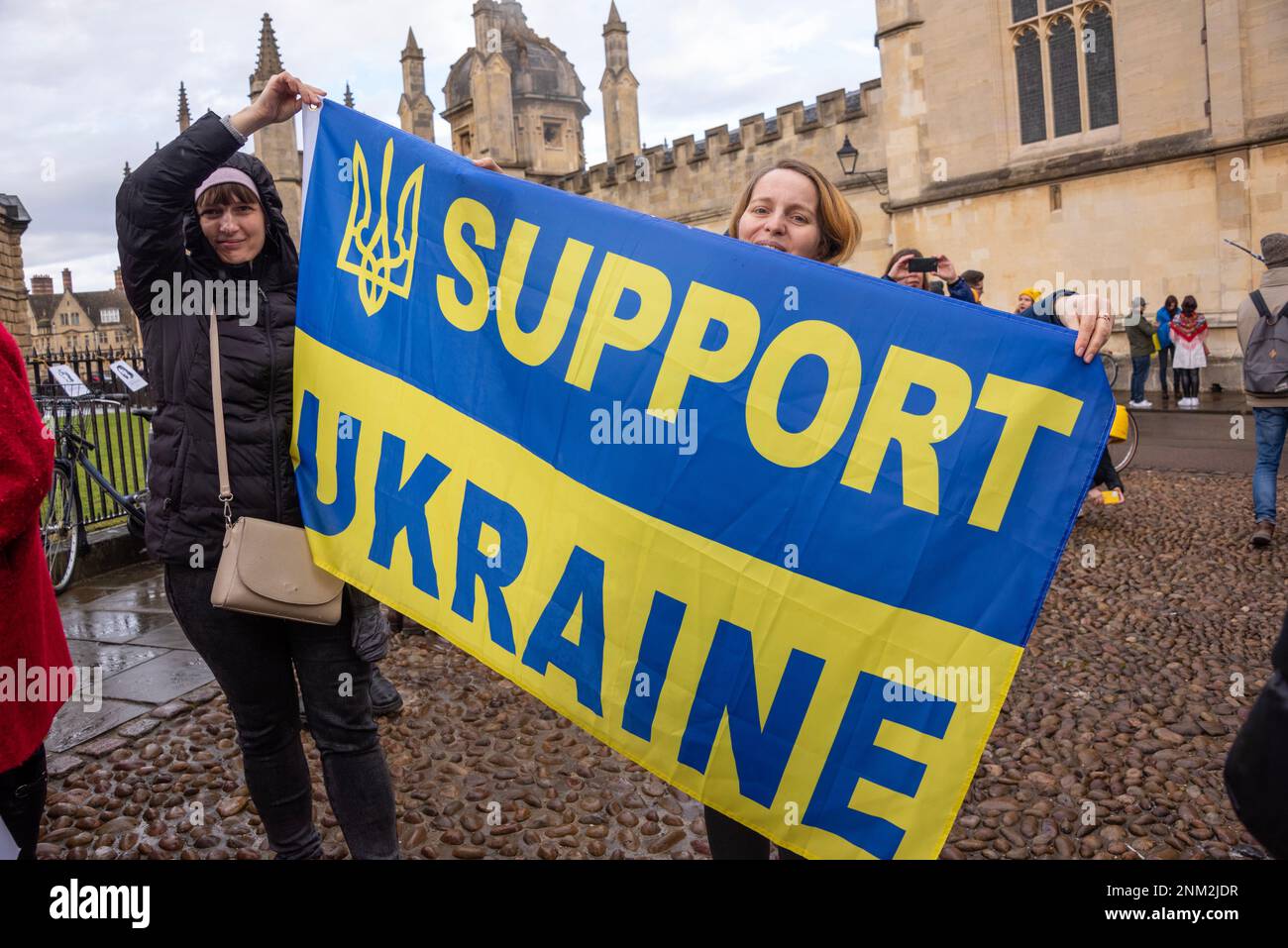 Oxford, Vereinigtes Königreich, 24. Februar 2023. Zwei ukrainische Frauen schwenken ihre Flagge, um die Ukraine bei einer Friedensveranstaltung zu unterstützen, um den ersten Jahrestag des Ukraine-Krieges am Radcliffe Square in Oxford zu feiern. Kredit: Martin Anderson/Alamy Live News Stockfoto