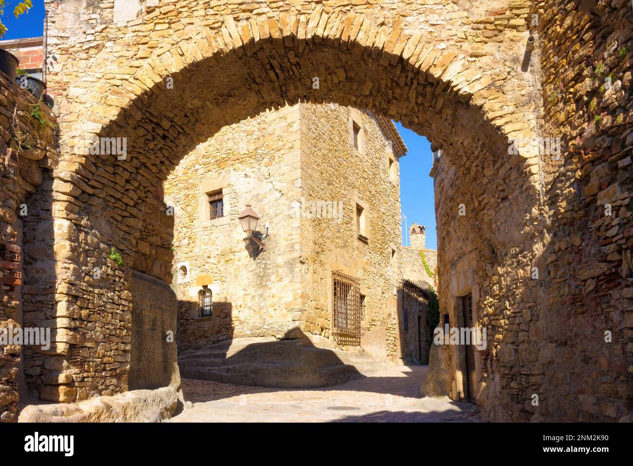 Im mittelalterlichen historischen Zentrum von Peratallada gibt es eine gute Anzahl von halbspitzen Bögen. In Katalonien, Spanien Stockfoto