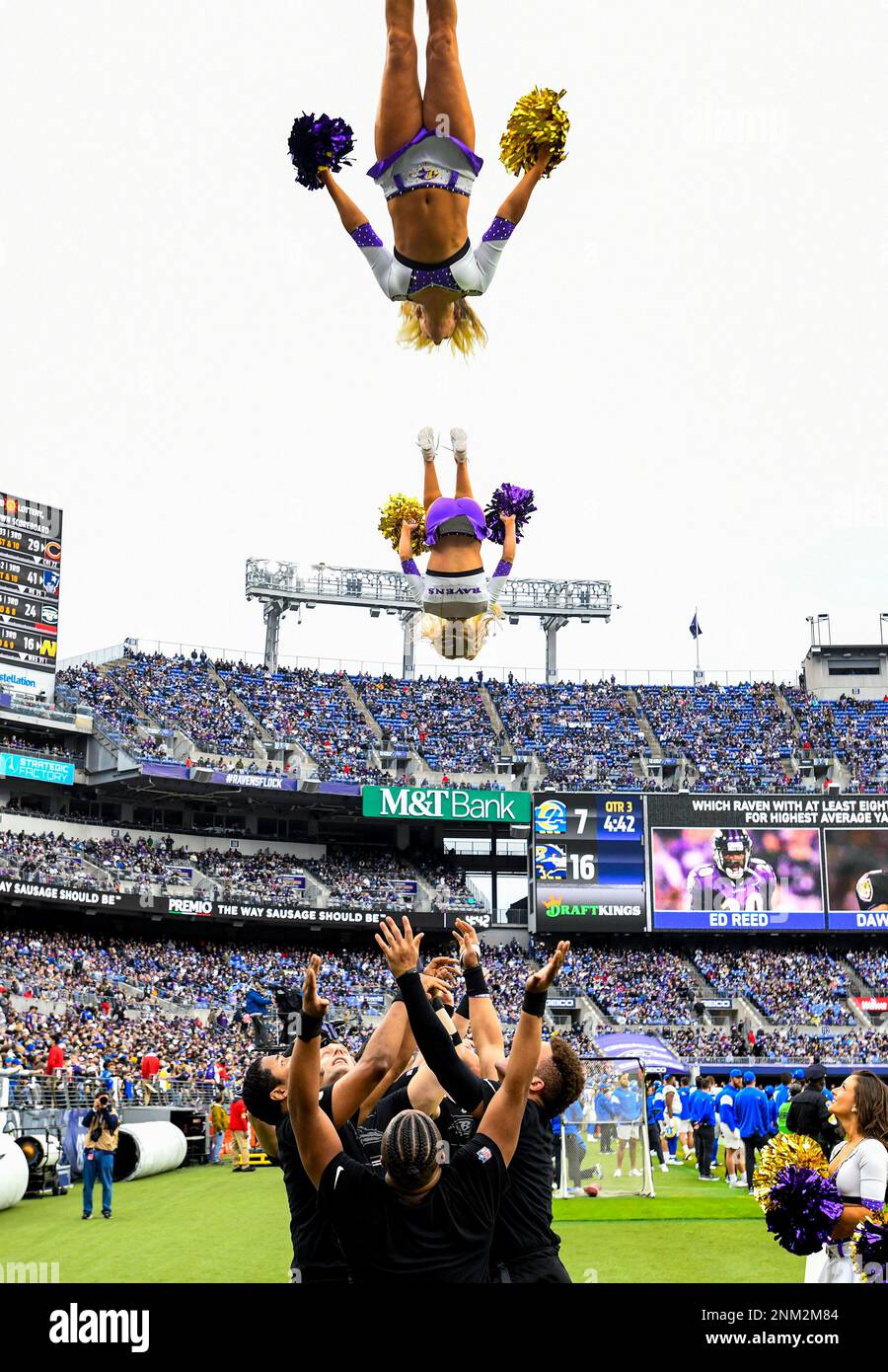 BALTIMORE, MD - JANUARY 02: The Baltimore Ravens cheerleaders perform during the Los Angeles Rams game versus the Baltimore Ravens on January 2, 2022 at M&T Bank Stadium in Baltimore, MD. (Photo by Mark Goldman/Icon Sportswire) (Icon Sportswire via AP Images) Stockfoto