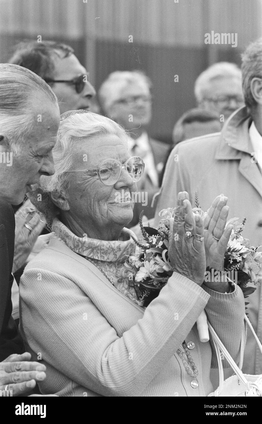 Prinzessin Margriet enthüllt am Flugplatz Teuge ein Denkmal zur Erinnerung an die Rückkehr von Prinzessin Juliana und den drei Töchtern in die befreiten Niederlande am 2. August 1945: Prinzessin Juliana applaudiert Ca. 1985 Stockfoto