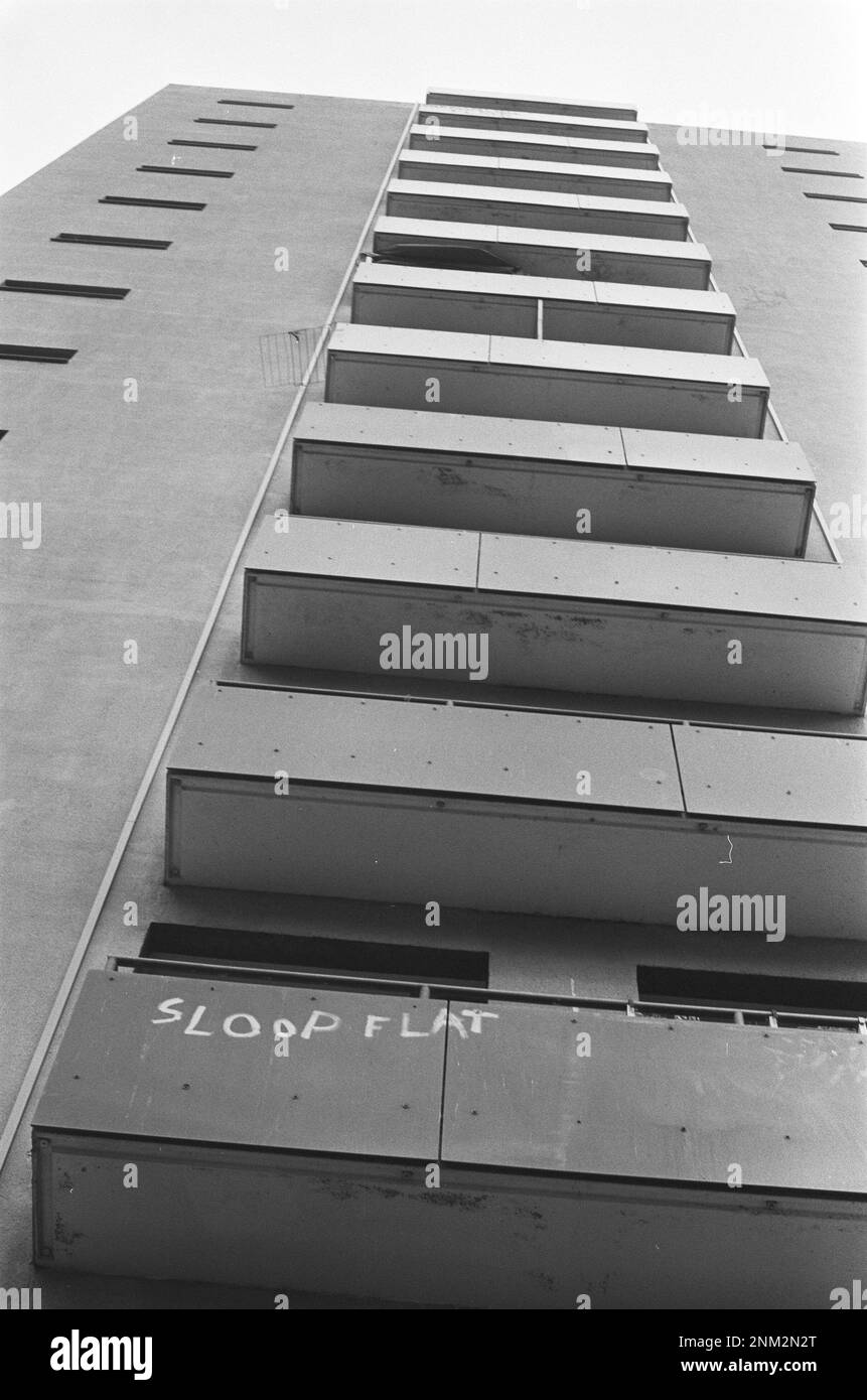 (Originaltitel): Diese Woche wird bekannt gegeben, was mit den Morgenstond-Wohnhäusern in Den Haag geschehen wird; Apartmentgebäude ca. 1985 Stockfoto