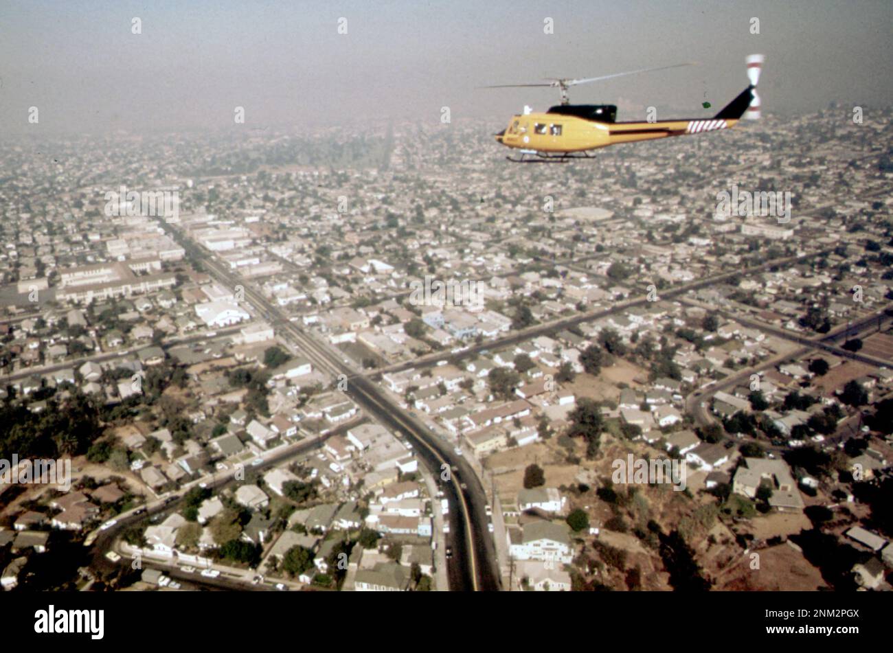 1970er Vereinigte Staaten: Ein Hubschrauber, der vom Los Angeles Reactive Pollutant Program (LARPP) eingesetzt wird, einer einzigartigen, behördenübergreifenden Forschungsstudie zur Luftverschmutzung, die vom Coordinating Research council, einer Forschungsgruppe aus Regierung und Industrie, gesponsert wird. 1973 Stockfoto