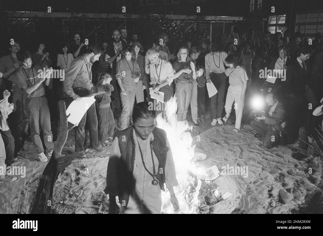 Die Bhagwan-Bewegung in Amsterdam wird das Buch der Rajneeshis im Namen von Bhagwan Ca verbrennen. 1985 Stockfoto