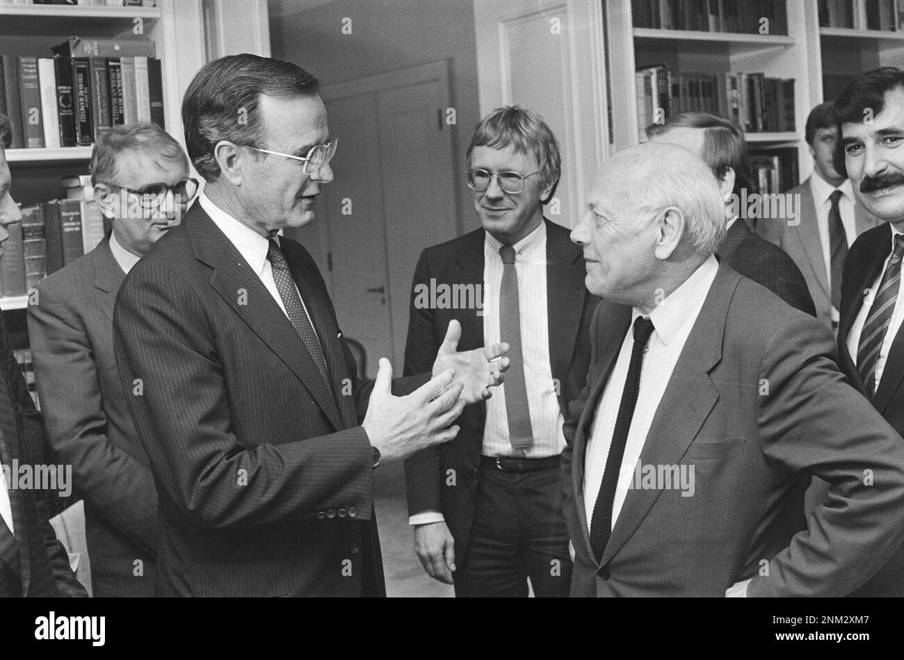 Besuch des US-Vizepräsidenten George Bush; Gespräch mit der Opposition Bush im Gespräch mit Den Uyl , Stemerdink (PvdA) (m), Meyer, (l) Van de Berg (PvdA) (r) Ca. 1985 Stockfoto