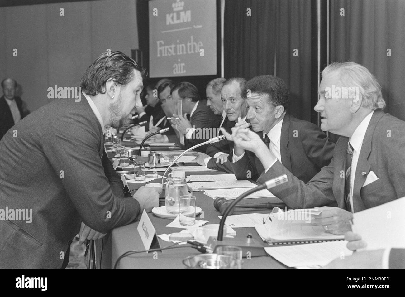 Aktionäre treffen KLM in Amstelveen; Herr G.A. Wagner, Dr. S. Orlando und Mr. J.F.A. de Soet im Gespräch mit dem Aktionär ganz links ca. 1985 Stockfoto
