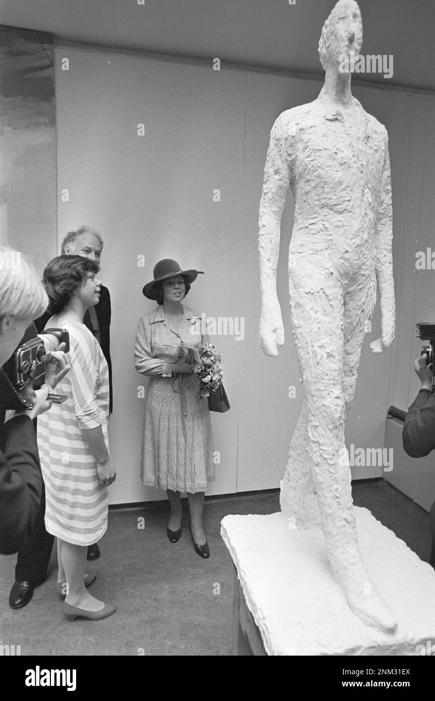 Niederländische Geschichte: Prinzessin Beatrix verleiht den RAUE-Preis in der Rijksademie Amsterdam; Beatrix und Gewinnerin Frau van Amstel im Bild ca. 14. März 1980 Stockfoto
