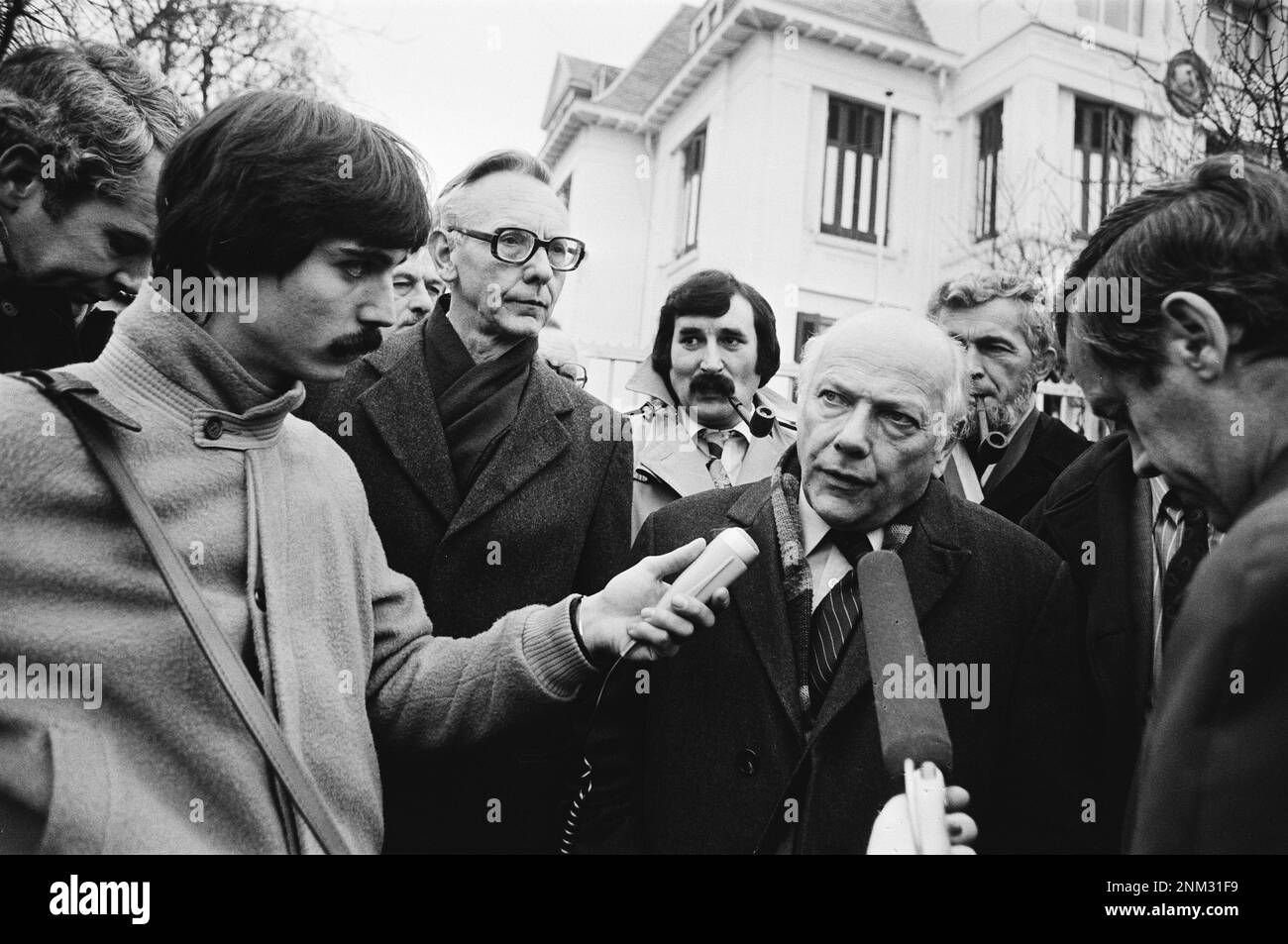Niederländische Geschichte: Delegation PvdA besucht russische Botschaft im Zusammenhang mit der Lage in Afghanistan; v.d. Stuhl, V.D. Berg, den Uyl und v.d. Taub für russische Botschaft / ca. 10. Januar 1980 Stockfoto Niederländische Geschichte: Delegation PvdA besucht russische Botschaft im Zusammenhang mit der Lage in Afghanistan; v.d. Stuhl, V.D. Berg, den Uyl und v.d. Taub für russische Botschaft / ca. 10. Januar 1980 Stockfoto