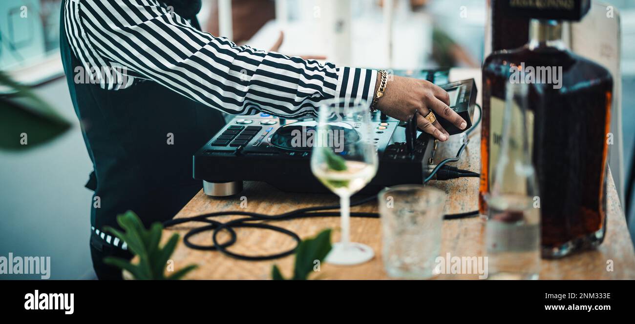 DJ spielt Musik mit Mixer-Player an der Cocktailbar - Partykonzept für das Nachtleben Stockfoto