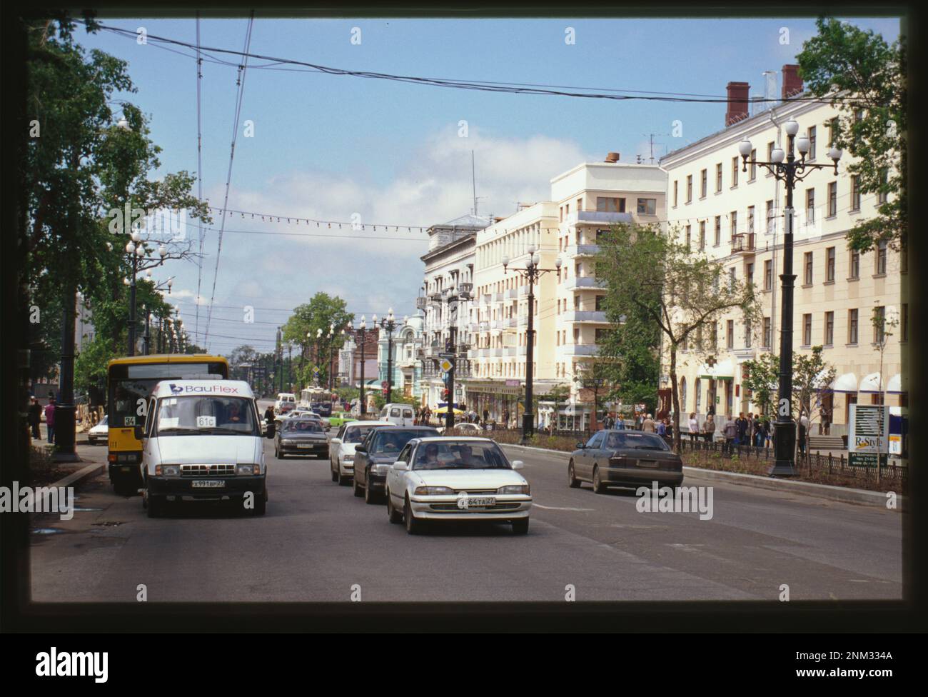 Diese Büro- und Wohngebäude in der Muravjow-Amurskii-Straße in Khabarowsk, Russland, wurden zwischen den 1930er und 1950er Jahren errichtet Die Bauten spiegeln urbane Architektur der sowjetischen Ära wider. Stockfoto