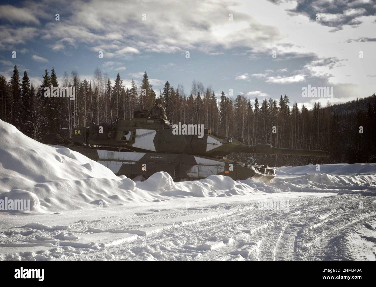 Leopard-2-Panzer anlässlich einer Pressekonferenz im Norrbotten Regiment I19 in Boden Schweden am 24. Februar 2023 anlässlich des ersten Jahrestages der russischen Invasion in der Ukraine. Zusätzliche Unterstützung für die Ukraine wurde angeboten.Foto: Andreas Sjolin / TT / Code 10510 Stockfoto