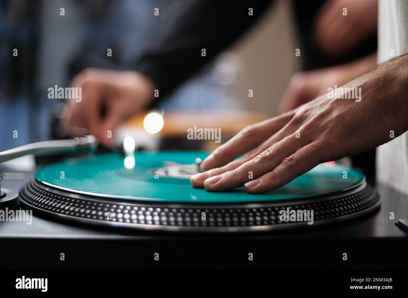 DJ spielt Musik mit Schallplatten und Plattenspieler. Hand der Hip-Hop-Disc-Jockey-Mischplatten auf der Bühne Stockfoto