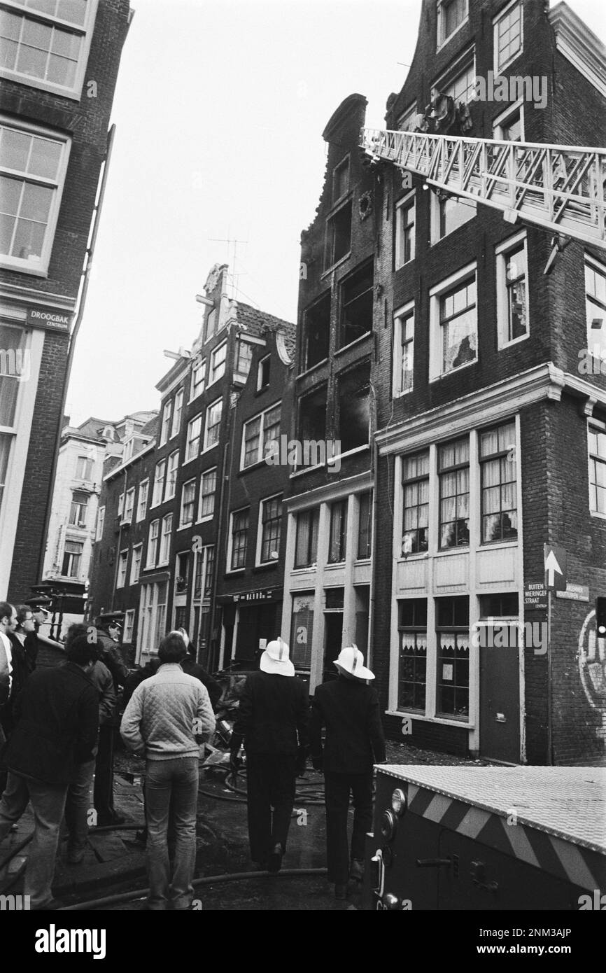 Niederländische Geschichte: Ausgebranntes Gebäude auf der Buiten Wieringenstraat in Amsterdam, wo drei Menschen starben ca. 10. Februar 1980 Stockfoto