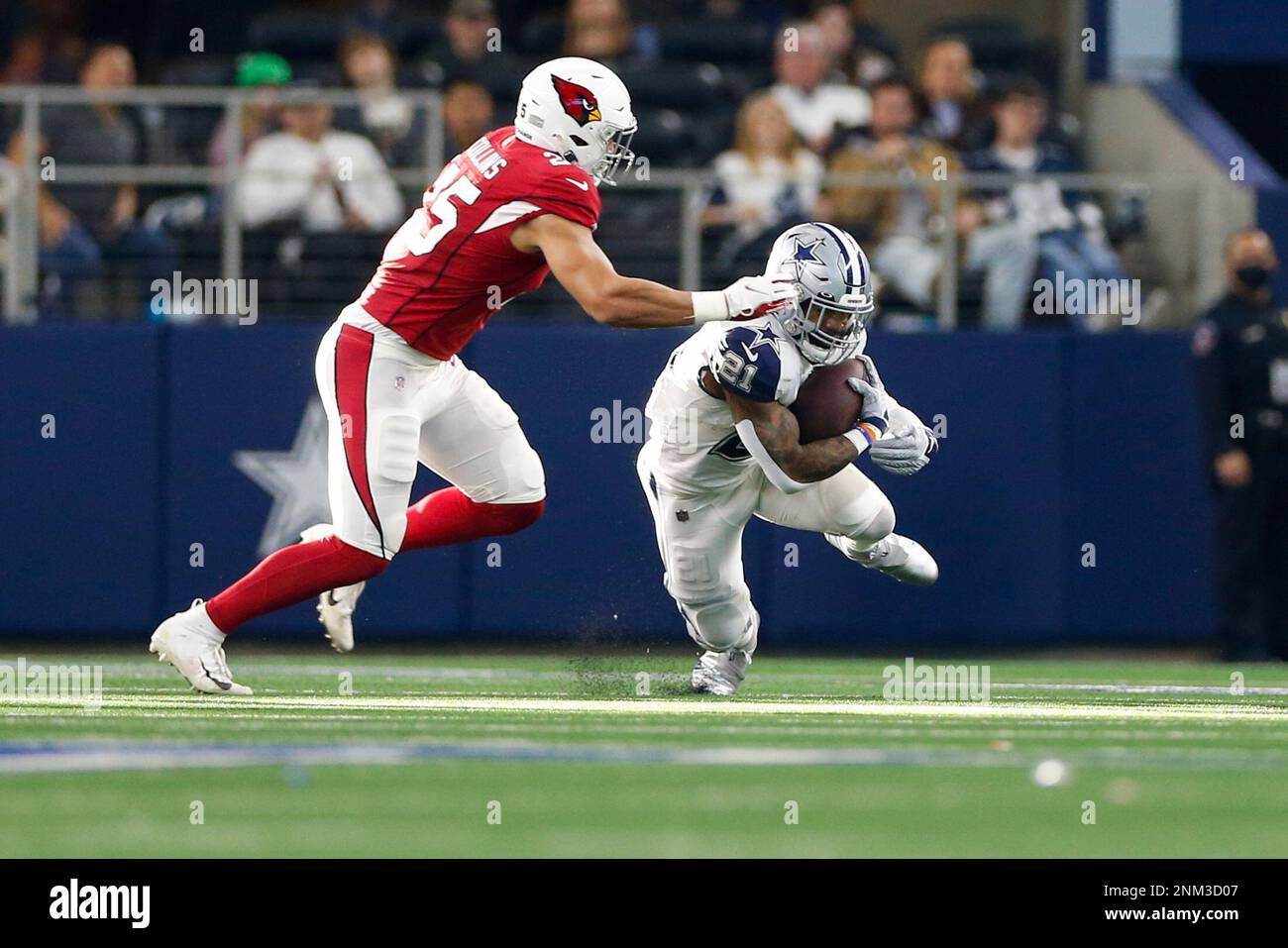 ARLINGTON, TX - JANUARY 02: Dallas Cowboys Running Back Ezekiel Elliott (21) rushes with the ball during the game between the Dallas Cowboys and Arizona Cardinals on January 2, 2022 at AT&T Stadium in Arlington, TX. (Photo by Andrew Dieb/Icon Sportswire) (Icon Sportswire via AP Images) Stockfoto