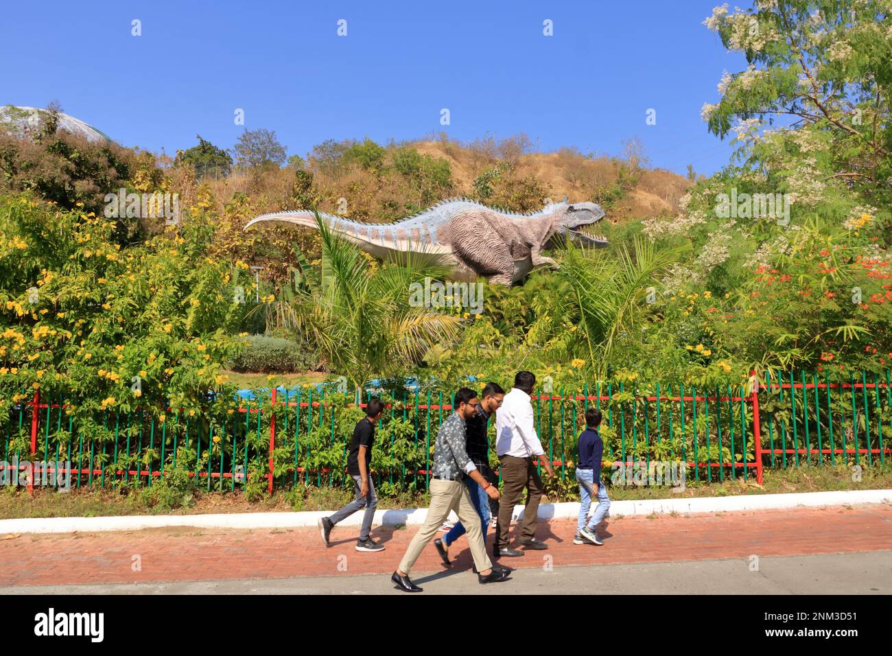 Dezember 23 2022 - Gujarat in Indien: Menschen vor dem Dinosaurierpark in der Nähe der Einheitsstatue und des Sardar-Sarovar-Staudamms Stockfoto