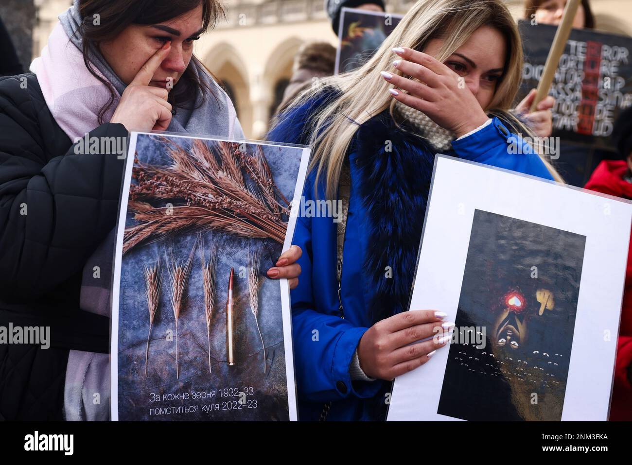 Krakau, Polen. 24. Februar 2023. Ukrainische Frauen weinen während einer Solidaritätsbekundung mit der Ukraine anlässlich des einjährigen Jubiläums der russischen Invasion in der Ukraine. Krakau, Polen, am 24. Februar 2023. Russlands umfassender Angriff verursachte Europas größte Flüchtlingskrise seit dem Zweiten Weltkrieg mit mehr als 10 Millionen Menschen, die die polnische Grenze überquerten. (Kreditbild: © Beata Zawrzel/ZUMA Press Wire) NUR REDAKTIONELLE VERWENDUNG! Nicht für den kommerziellen GEBRAUCH! Kredit: ZUMA Press, Inc./Alamy Live News Stockfoto