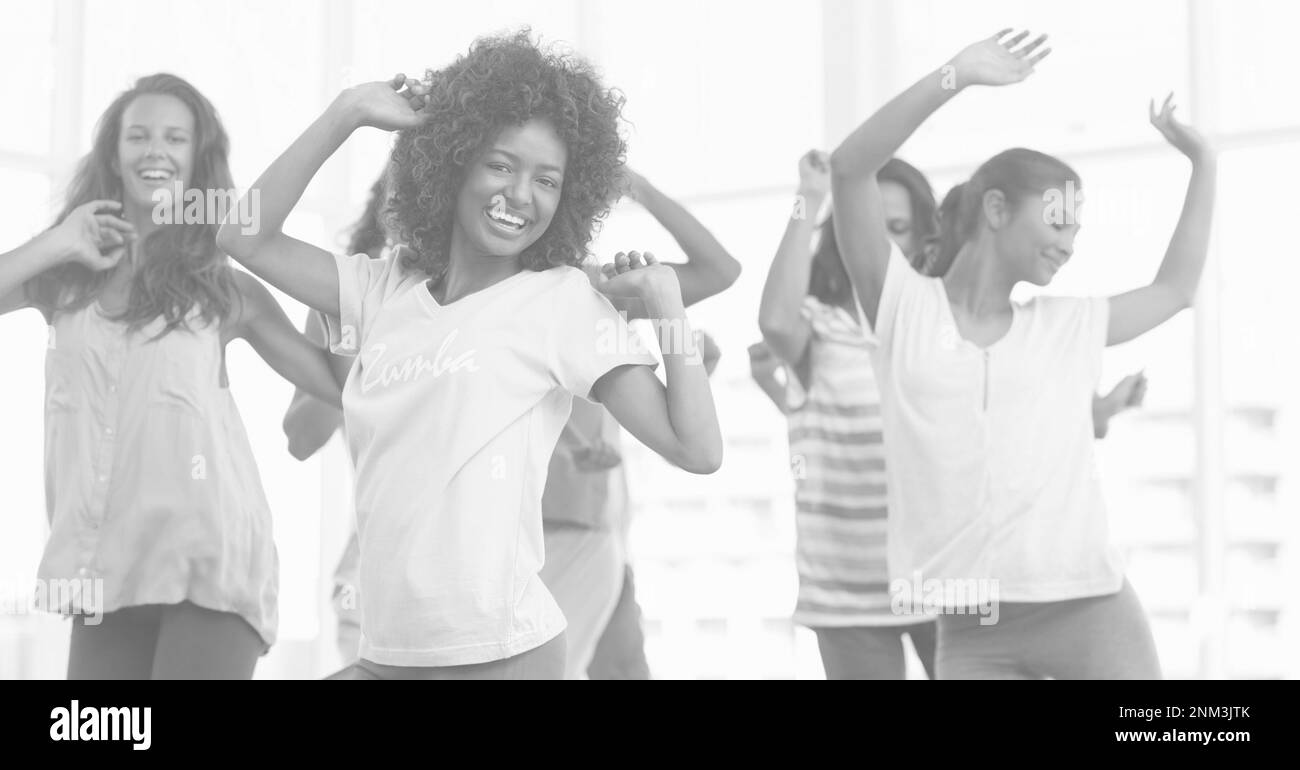 Zusammensetzung der Gruppe glücklicher Frauen, die im Fitnesskurs in Schwarz-Weiß trainieren. Digitales im-Konzept für Sport, Fitness und aktiven Lifestyle Stockfoto