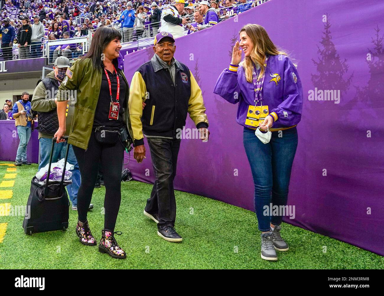 MINNEAPOLIS, MN - DECEMBER 26: Minnesota Twins great and newly elected MLB Hall of Famer Tony Oliva was on hand to sound the Gjallarhorn before during a game between the Minnesota Vikings and Los Angeles Rams on December 26, 2021, at U.S. Bank Stadium in Minneapolis, MN.(Photo by Nick Wosika/Icon Sportswire) (Icon Sportswire via AP Images) Stockfoto