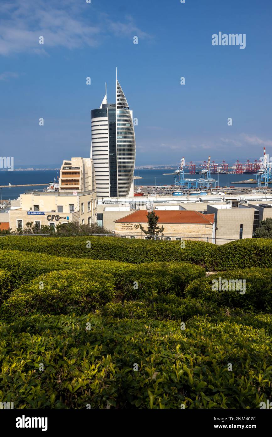 Haifa, Israel, 24. Februar 2023 : Gebäude des Innenministeriums an der Mittelmeerküste. Blick auf das 'Raketengebäude' in der Innenstadt und das Stockfoto