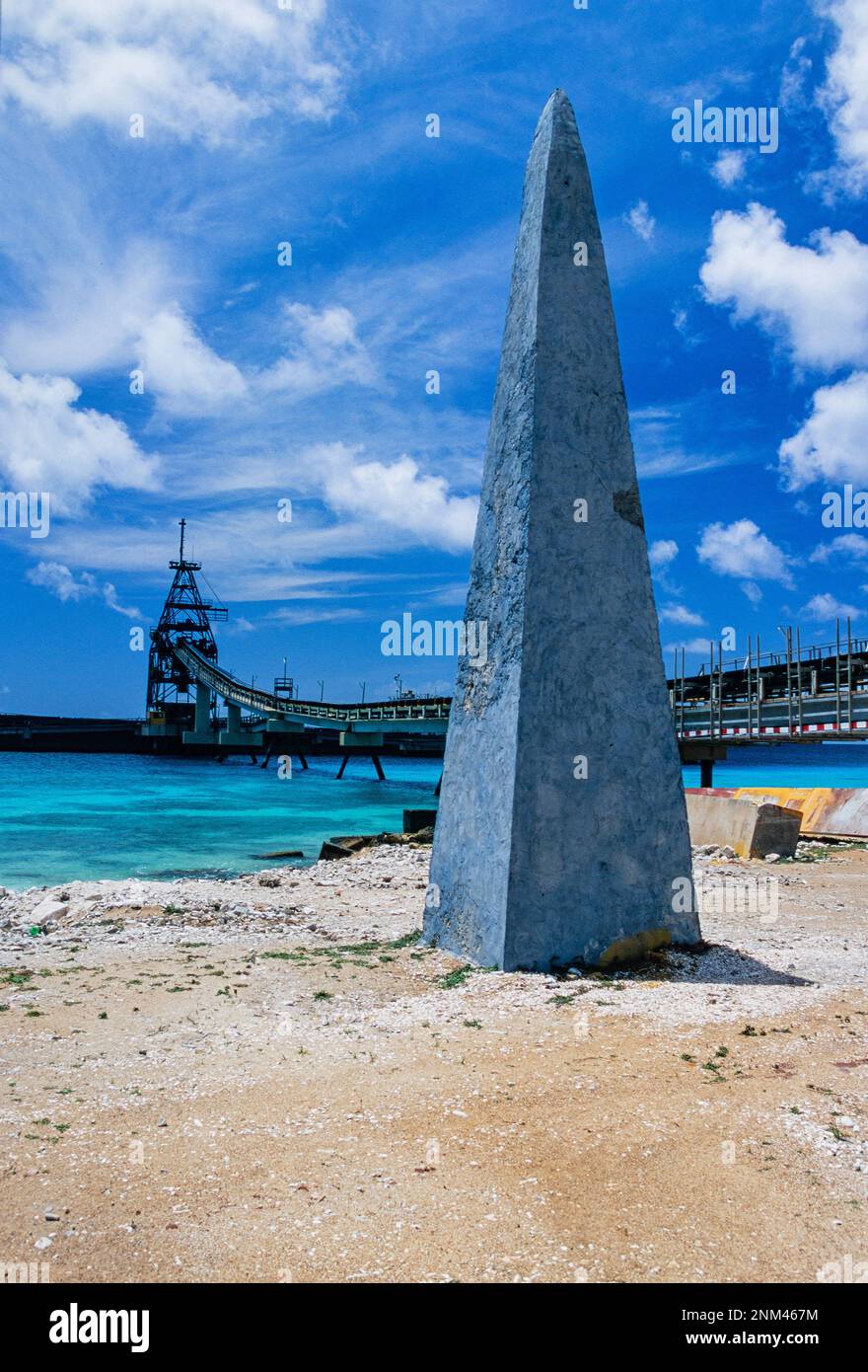 Steinobelisk am Strand in Bonaire Stockfoto