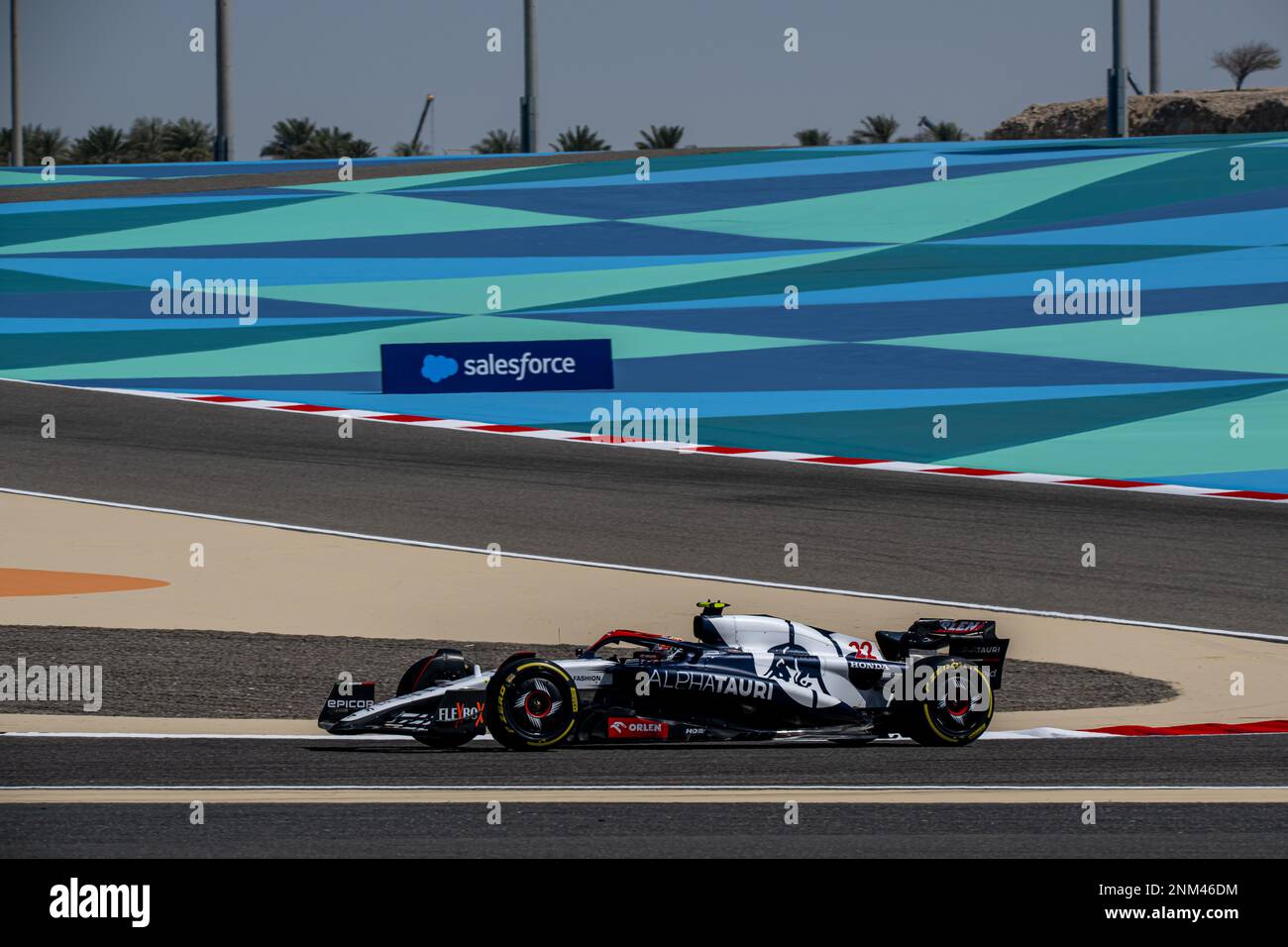 BAHRAIN INTERNATIONAL CIRCUIT, BAHRAIN - FEBRUAR 24: Yuki Tsunoda, Scuderia AlphaTauri AT04 während des Bahrain Tests auf dem Bahrain International Circuit am 24. Februar 2023 in Sakhir, Bahrain. (Foto: Michael Potts/BSR Agency) Stockfoto