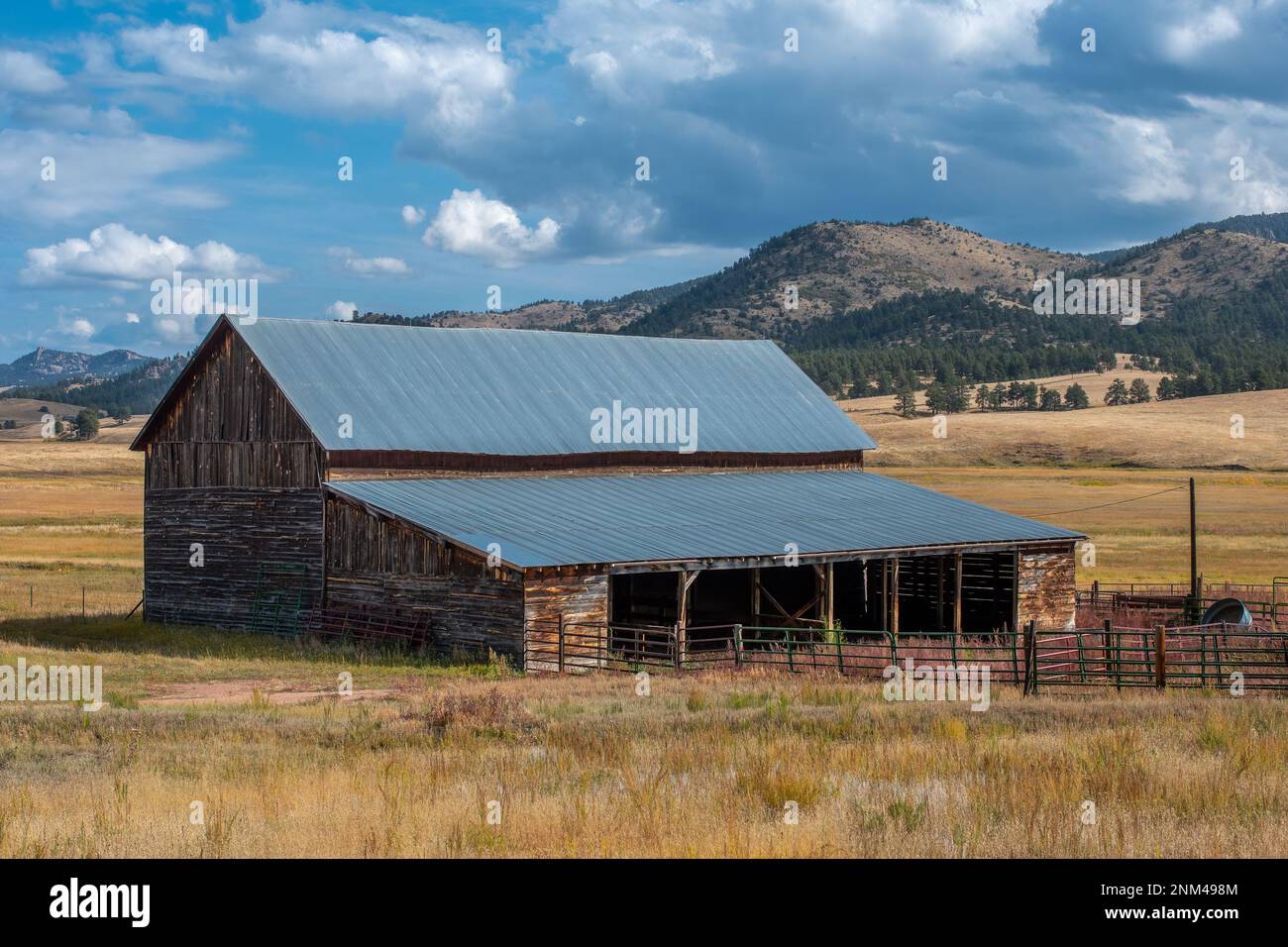 Alte verwitterte Scheune entlang der Front Range von Colorado, die rustikale ländliche Architektur und das landwirtschaftliche Erbe der Region zeigt. Stockfoto