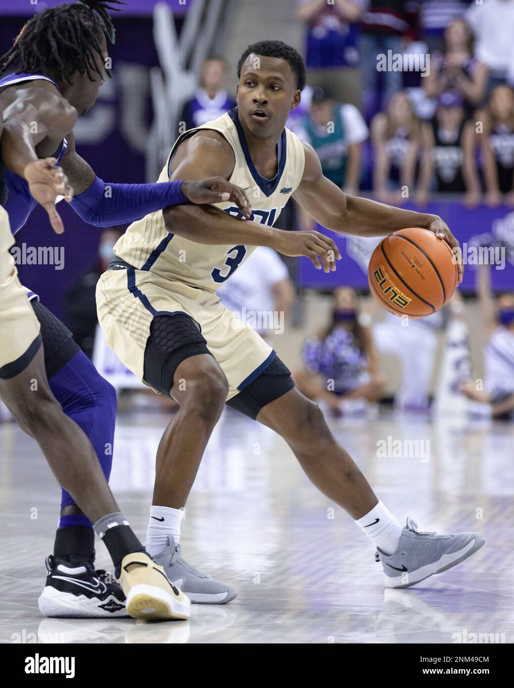 FORT WORTH, TX - DECEMBER 02: Oral Roberts Golden Eagles guard Max Abmas (#3) dribbles up court during the college basketball game between the TCU Horned Frogs and Oral Roberts Golden Eagles on December 2, 2021 at Ed & Rae Schollmaier Arena in Fort Worth, Texas. (Photo by Matthew Visinsky/Icon Sportswire) (Icon Sportswire via AP Images) Stockfoto