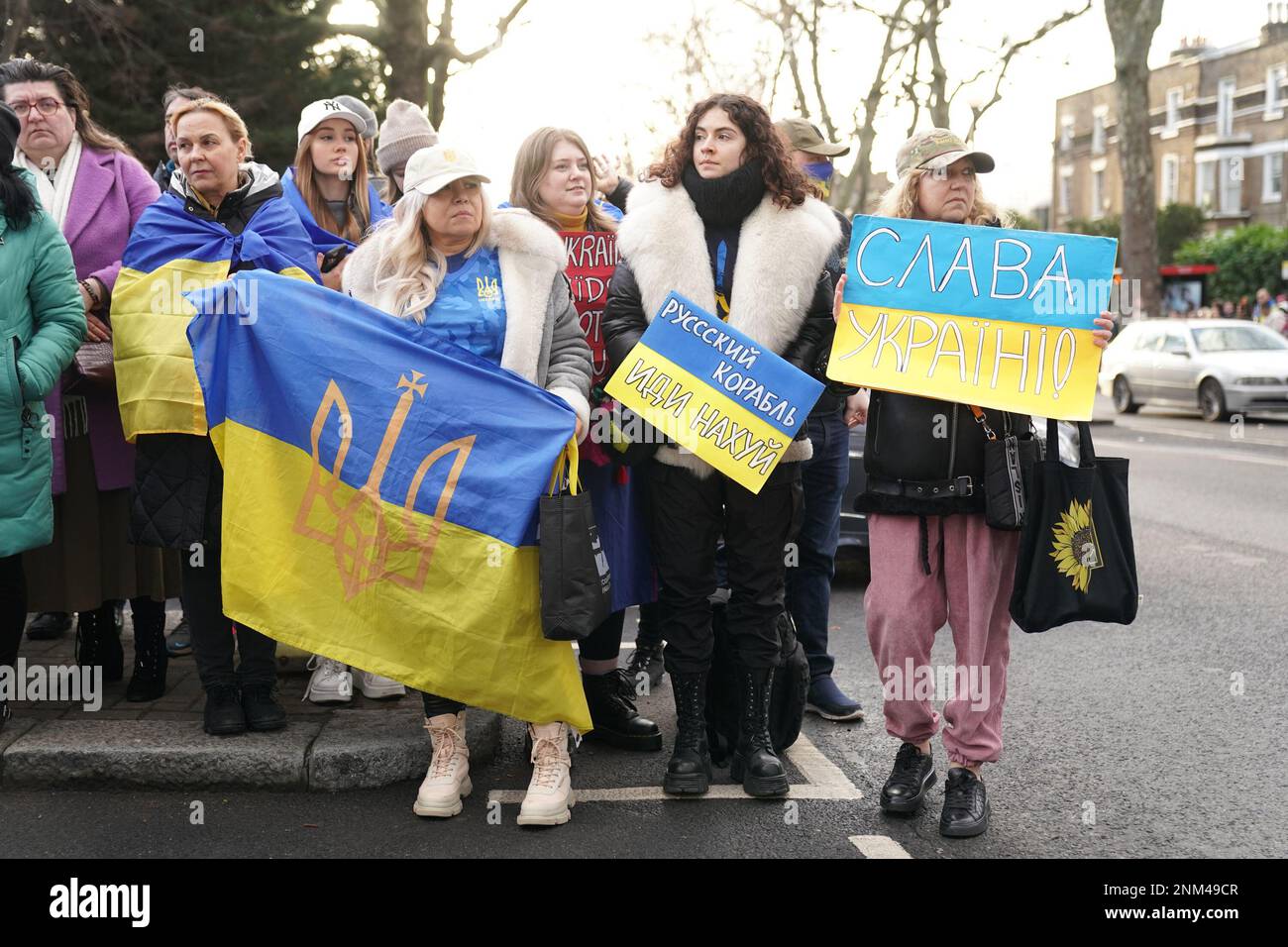 Die Leute versammeln sich neben dem St. Volodymyr-Statue im Holland Park, London, anlässlich des einjährigen Jubiläums der russischen Invasion der Ukraine. Foto: Freitag, 24. Februar 2023. Stockfoto