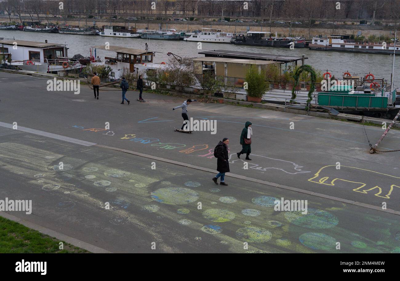 Einen Skateboard-Trick am Ufer der seine Paris zu landen Stockfoto