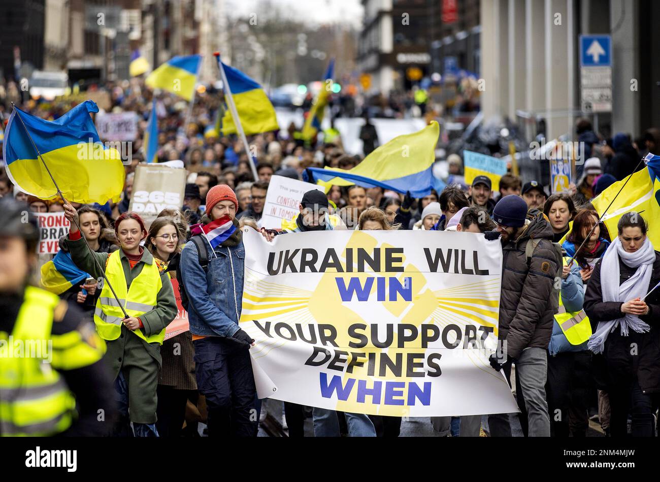 AMSTERDAM - Demonstranten während eines protestmarsches vom Museumplein zum Staudamm gegen den Krieg in der Ukraine an dem Tag, an dem Russland vor einem Jahr in die Ukraine einmarschierte. ANP KOEN VAN WEEL niederlande out - belgien out Credit: ANP/Alamy Live News Stockfoto