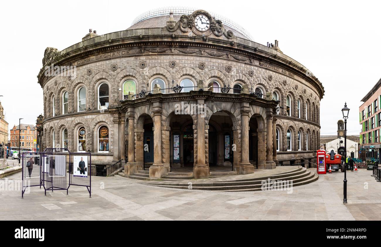 LEEDS CORN EXCHANGE, LEEDS, GROSSBRITANNIEN - 17. FEBRUAR 2023. Blick auf die Fassade von Leeds Corn Exchange mit kunstvoller viktorianischer Architektur Stockfoto