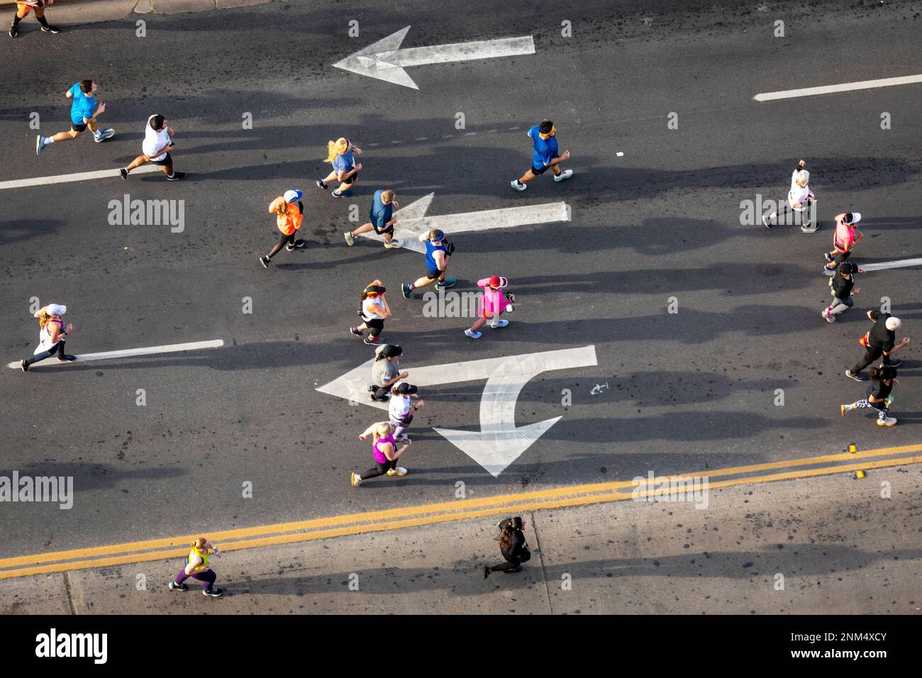 Blick von oben auf die Austin Marathon-Läufer auf der Cesar Chavez Avenue in Texas, die Austin schräg halten, indem sie gegen die Pfeile Rennen. Stockfoto