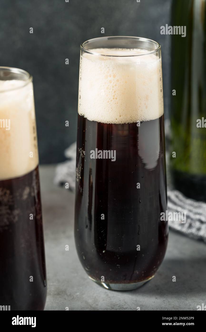 Schwarzer Samtbier-Cocktail mit irischem Stout und Champagner Stockfoto