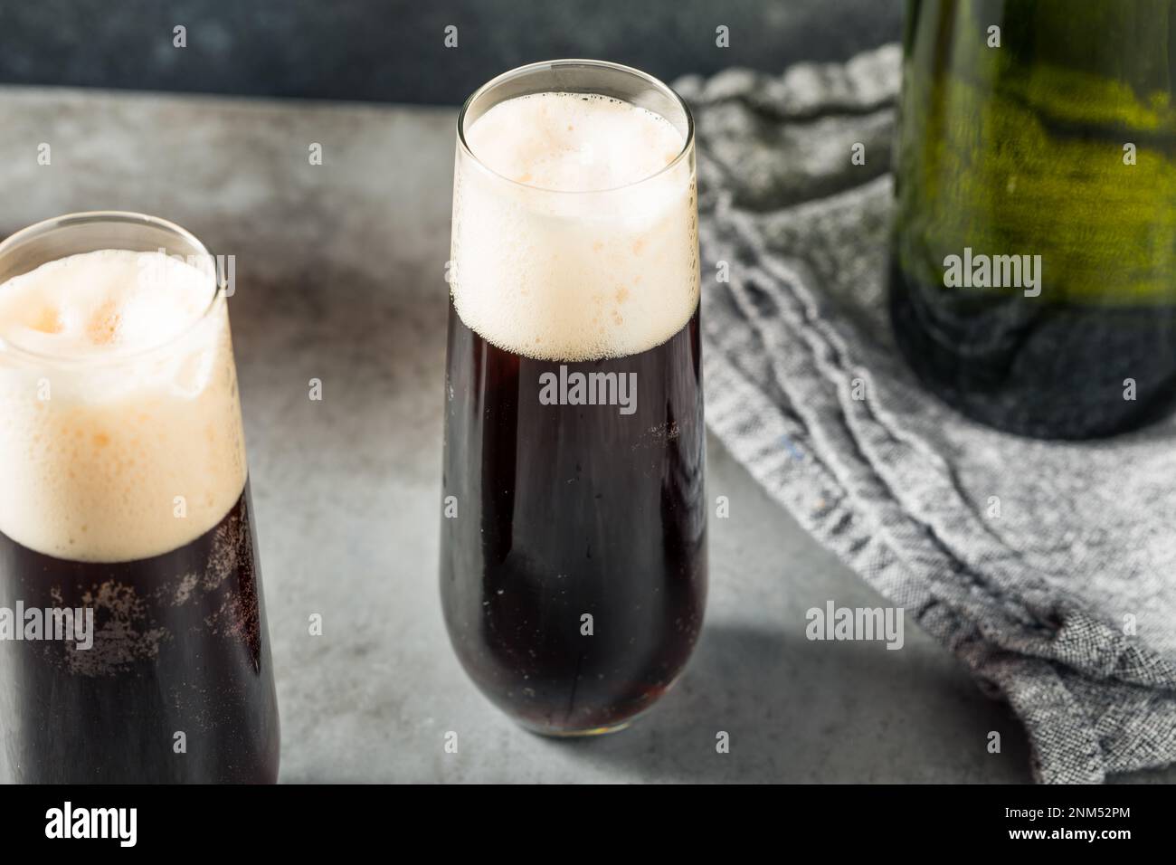 Schwarzer Samtbier-Cocktail mit irischem Stout und Champagner Stockfoto