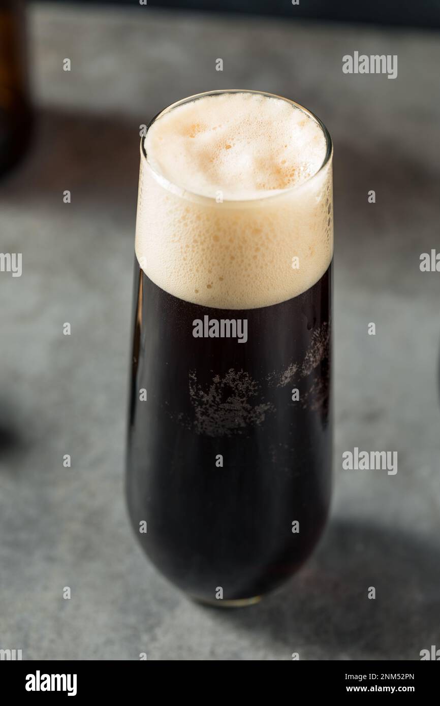 Schwarzer Samtbier-Cocktail mit irischem Stout und Champagner Stockfoto
