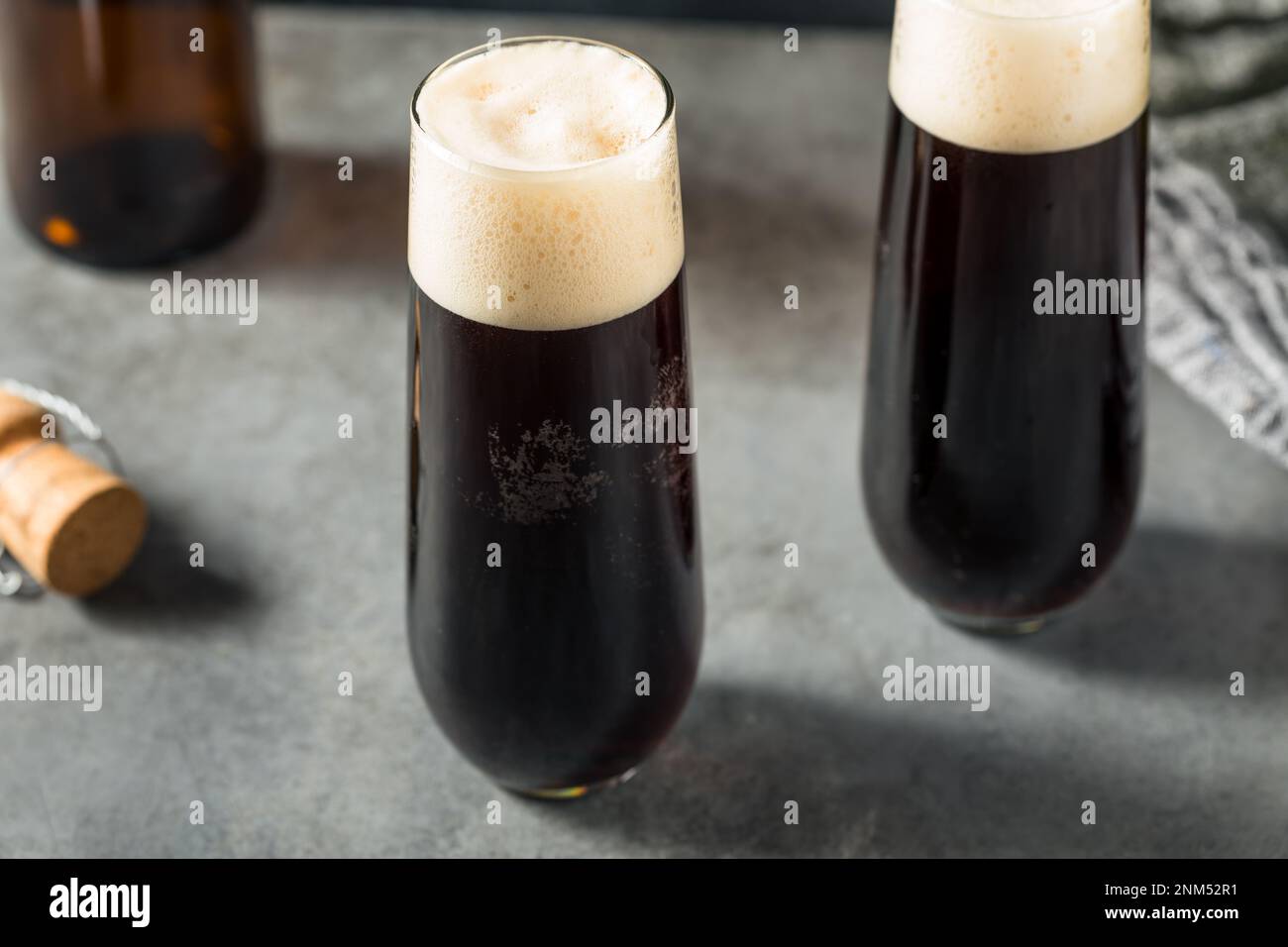 Schwarzer Samtbier-Cocktail mit irischem Stout und Champagner Stockfoto