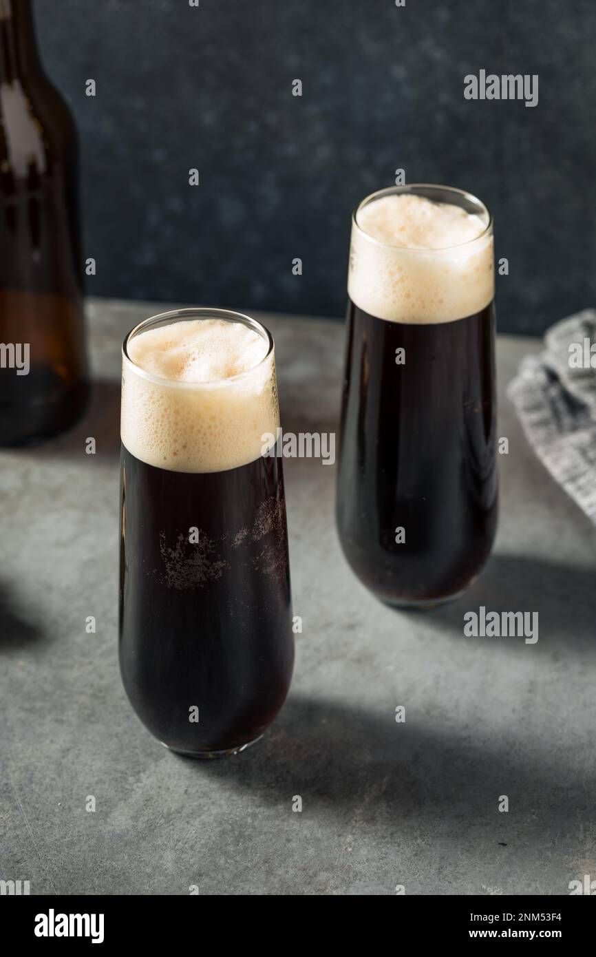 Schwarzer Samtbier-Cocktail mit irischem Stout und Champagner Stockfoto