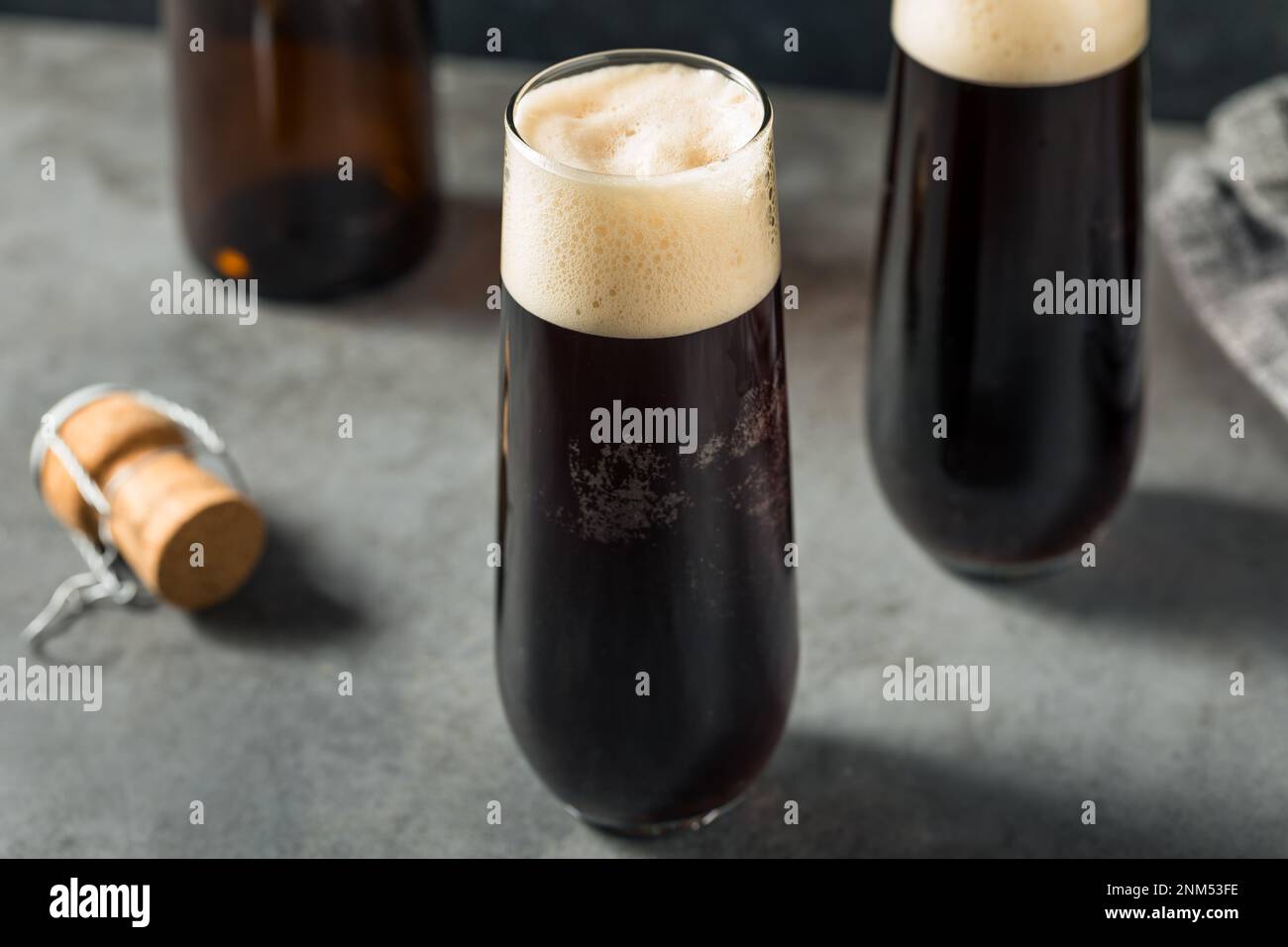 Schwarzer Samtbier-Cocktail mit irischem Stout und Champagner Stockfoto