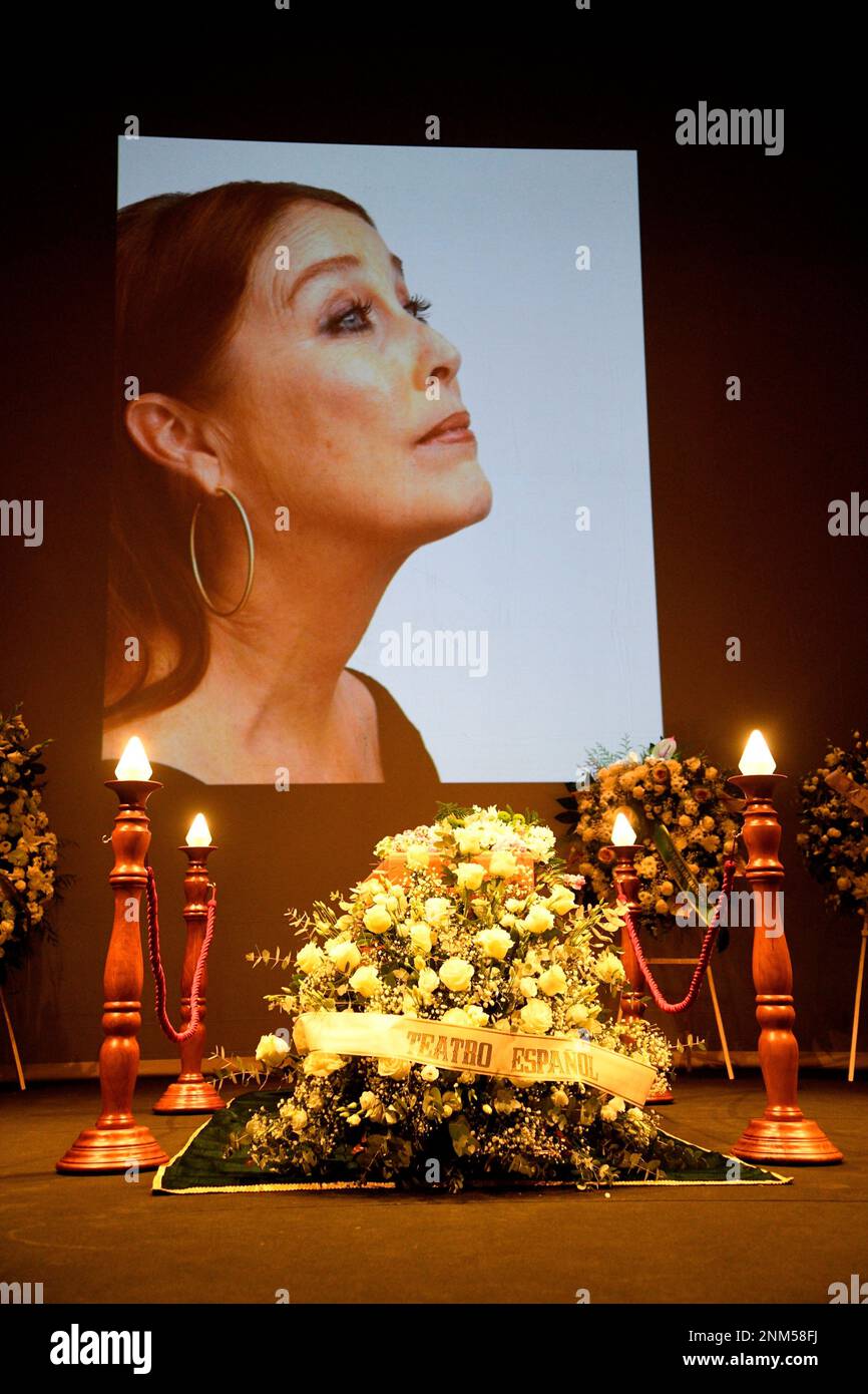 General view of the funeral chapel of Verónica Forqué at the Teatro Español, on 15 December 2021, in Madrid (Spain). CELEBRITIES;FUNERAL CHAPEL José Oliva / Europa Press 12/15/2021 (Europa Press via AP) Stockfoto