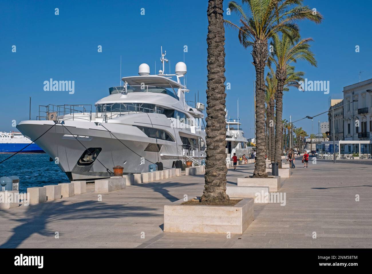 Promenade und Motoryachten im Hafen von Brindisi an der Küste der Adria, Apulien/Apulien, Süditalien Stockfoto