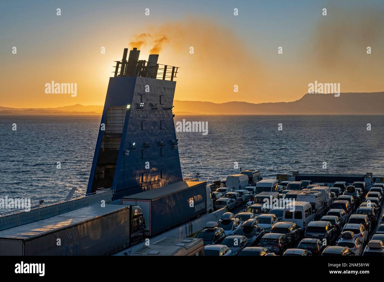 Autofähre von Grimaldi Lines, die bei Sonnenuntergang auf der Adria von Italien nach Igoumenitsa in Griechenland segeln Stockfoto