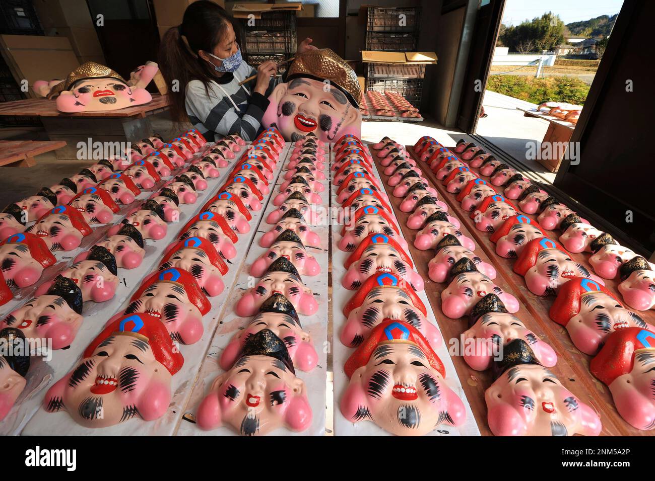 Artizans of Ebisu Shimada are painting on Ebisu and Daikokuten at a studio in Takarazuka, Hyogo Prefecture on Dec. 15, 2021. Ebisu, Business God and Daikokuten, Wealth God, are two of Seven Lucky Gods Fortune will be dispalyed at the Toka Ebisu Festival. ( The Yomiuri Shimbun via AP Images ) Stockfoto