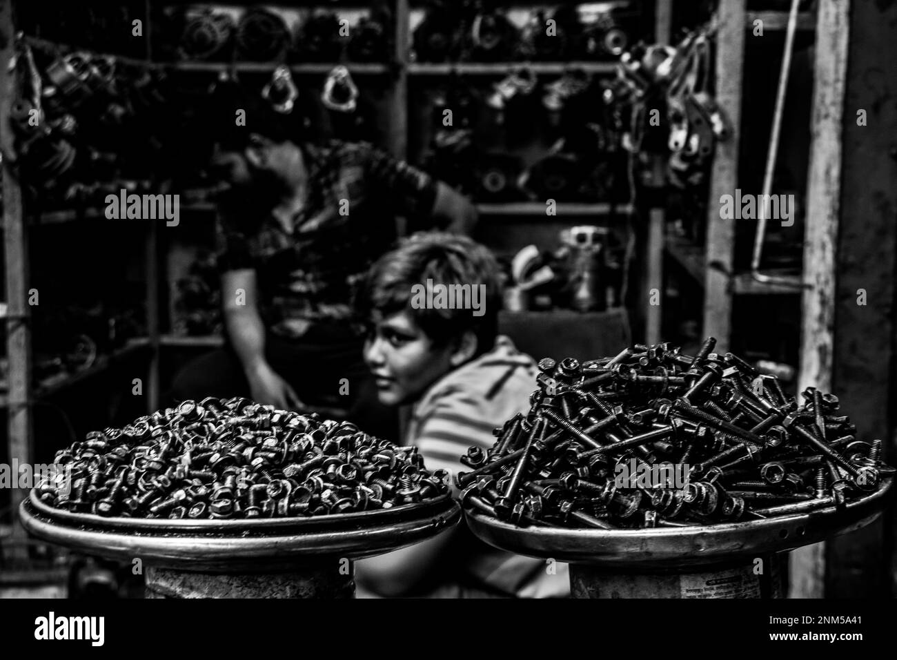 Traditioneller Großhandelsmarkt für 2.-Hand-Kfz-Teile, bekannt als Dolaikhal-Teilemarkt. Dieses Bild wurde am 4. Juli 2022 aus Dolaikhal, Dhaka, Bangl aufgenommen Stockfoto