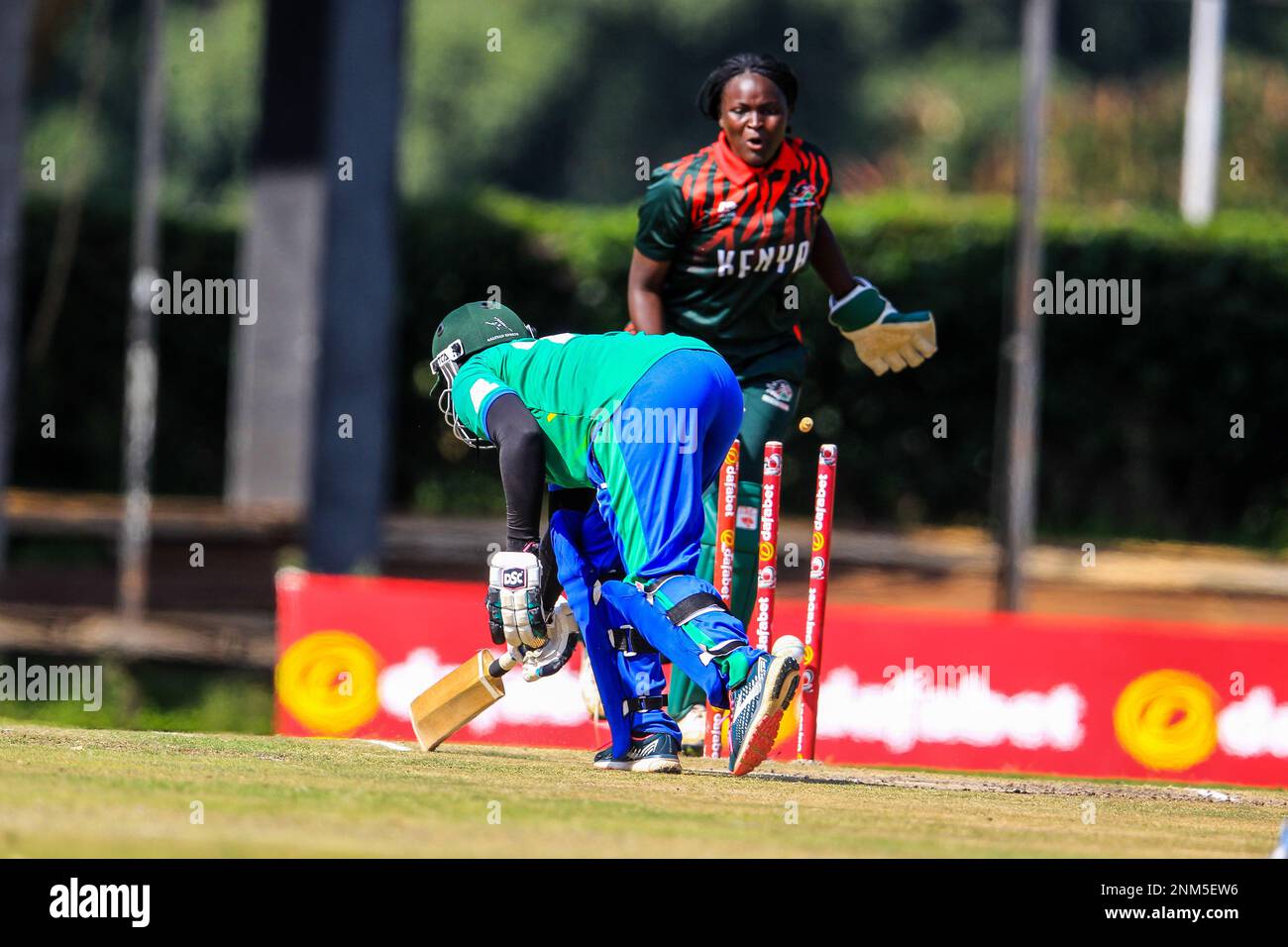 NAIROBI, KENIA - DEZEMBER 19: Tansania Aisha Mohamed (links) ist ausgelaufen, während Kenia Wicketkeeper Melvin Idambi ihr Wicket während der Afrika-wo feiert Stockfoto