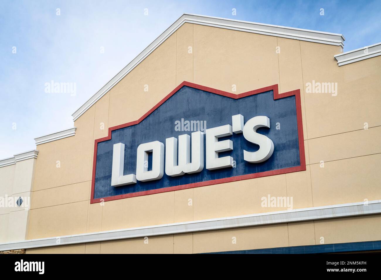 Fort Collins, CO, USA - 27. Januar 2023: Eingangsschild für Lowe's, ein amerikanisches Einzelhandelsunternehmen, das sich auf Heimwerkerbedarf spezialisiert hat. Stockfoto