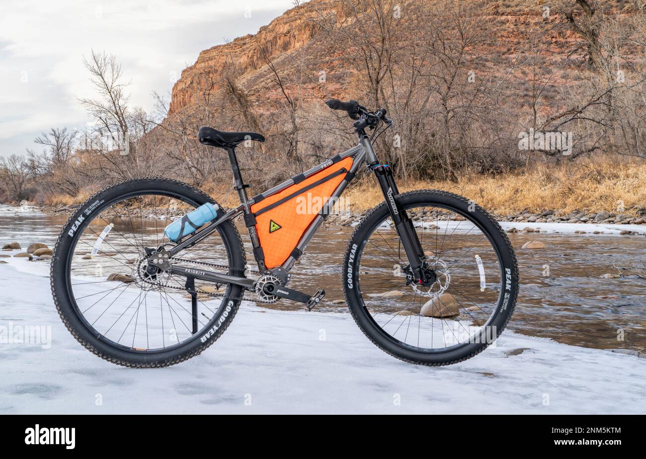 Fort Collins, CO, USA - 16. Januar 2023: 600x Priority Adventure Mountain Bike mit kohlefaserverstärktem Antriebsriemen und geschlossenem Ritzelgetriebe Stockfoto