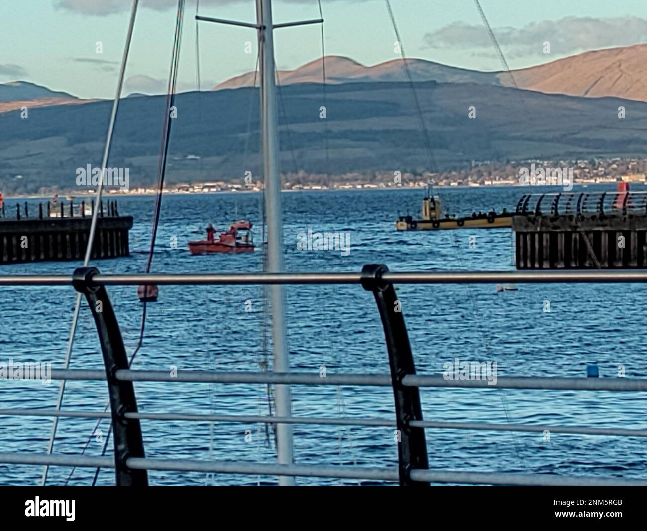 Die Szene im East India Harbour, Greenock, nach einer Rettungsaktion wurde nach einem Schlepper mit zwei Personen an Bord gekentert im Fluss Clyde vor Greenock gestartet. Helensburgh RNLI Rettungsboot, mehrere Polizeischleusen und Rettungsboote von Schiffen in der Gegend gingen zum Tatort, als der Alarm um ca. 3,30pm Uhr am Freitag ausgelöst wurde. Die Rettungshubschrauber der Küstenwache und die Rettungsteams der Küstenwache waren ebenfalls vor Ort. Die Polizei hat das Gebiet in der Nähe des Custom House Quay in Inverclyde abgesperrt. Foto: Freitag, 24. Februar 2023. Stockfoto