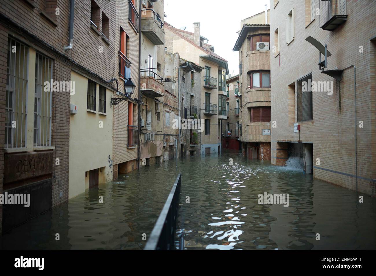 A flooded street, on 12 December 2021, in Tudela, Navarra (Spain). The flooding of the Ebro has caused flooding in Tudela by filtration, through the sewerage network, low areas of the old town near the river. There have been no incidents beyond the normal ones in this exceptional situation, although garages, shallow areas and some shops have been flooded, DECEMBER 12;2021;TUDELA;NAVARRA;STORM;EBRO Iván Delgado / Europa Press 12/12/2021 (Europa Press via AP) Stockfoto