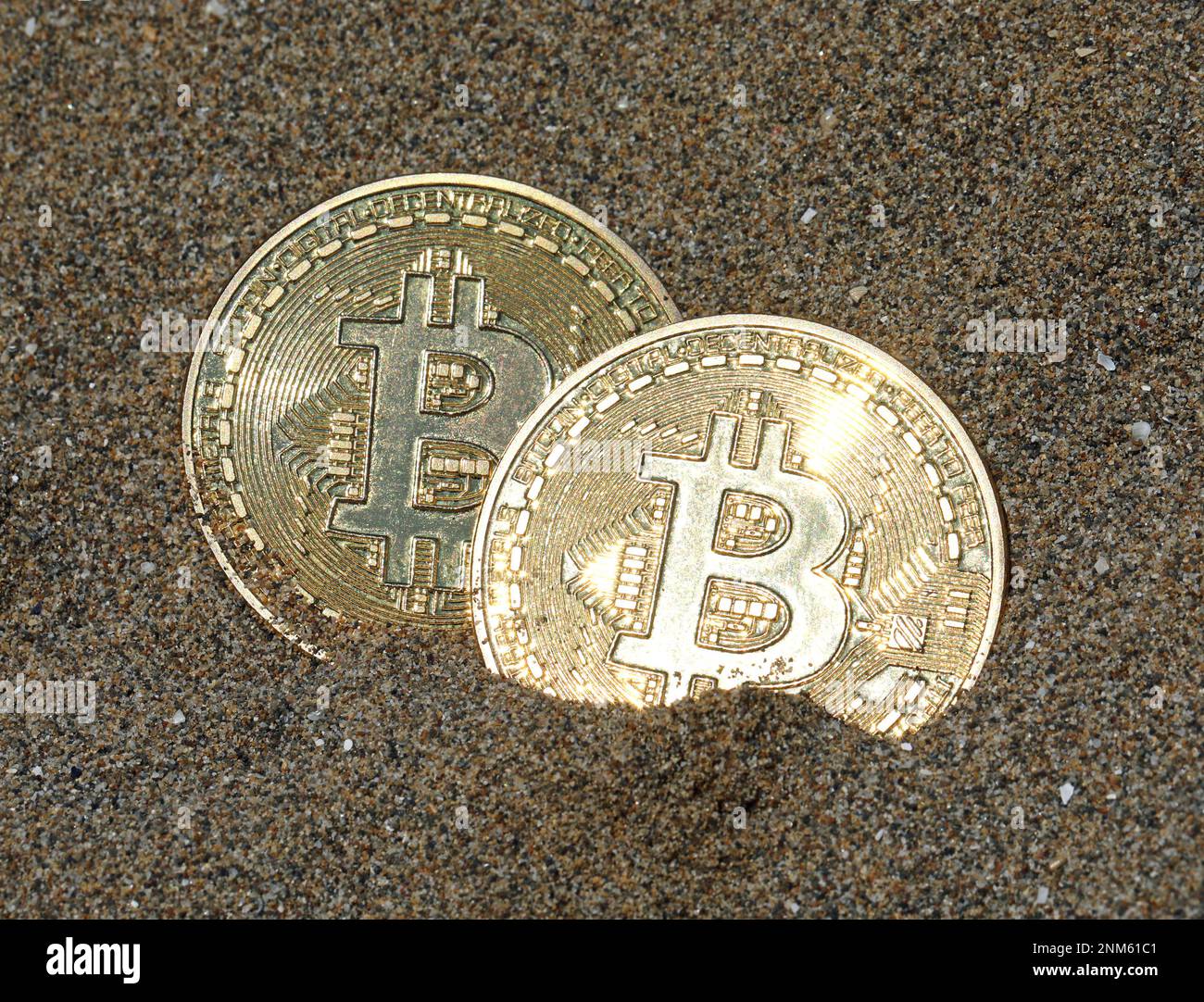 Zwei goldene Münzen mit dem Buchstaben B der Kryptowährung Bitcoin auf dem  Sand Stockfotografie - Alamy
