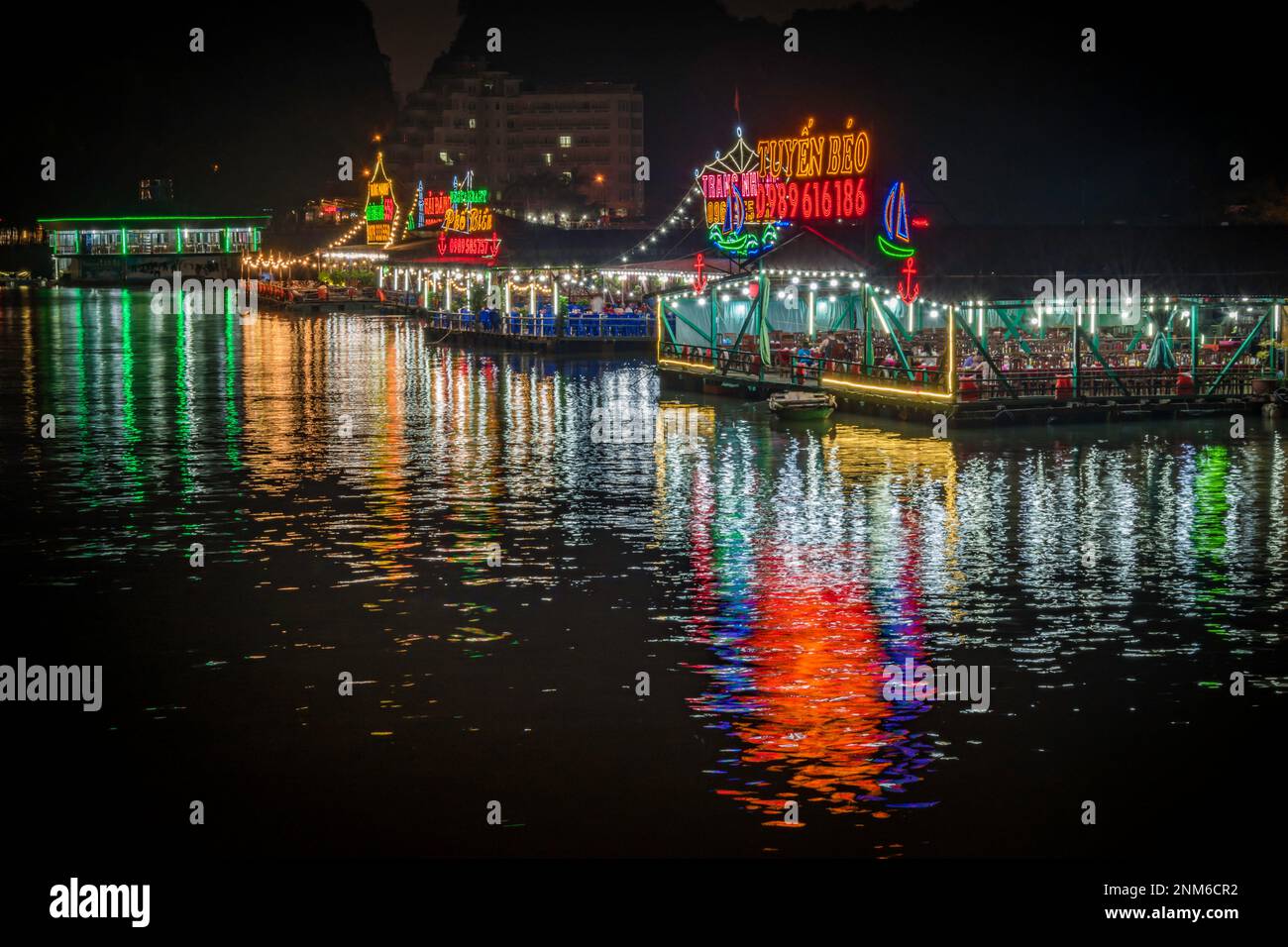 Schwimmendes Restaurant bei Nacht in Ha Long Bay, Vietnam. Stockfoto
