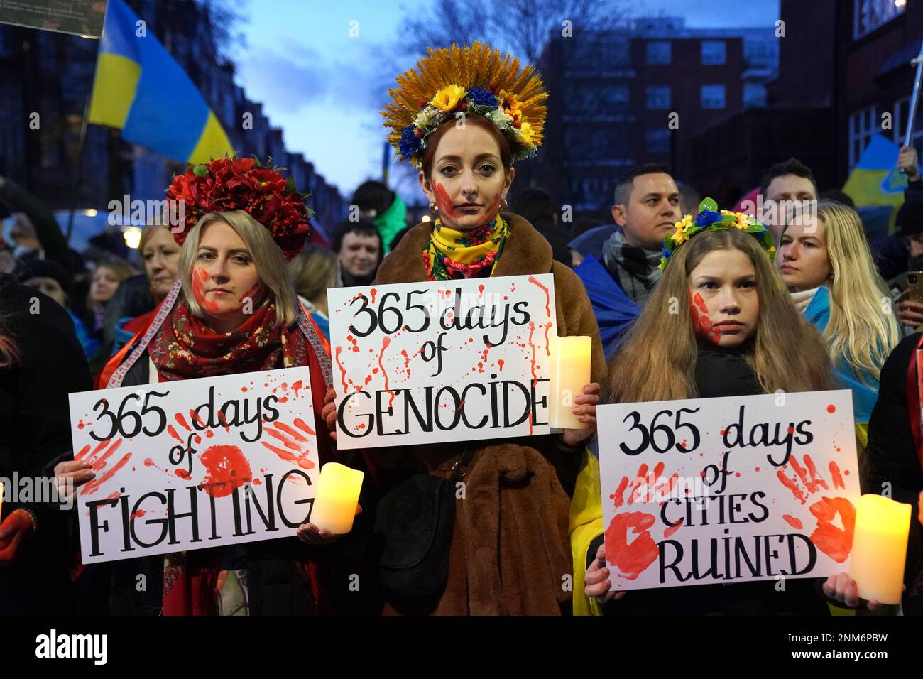 Menschen außerhalb der russischen Botschaft in Bayswater, im Zentrum von London, bei einer Demonstration anlässlich des einjährigen Jahrestags der russischen Invasion in der Ukraine. Foto: Freitag, 24. Februar 2023. Stockfoto